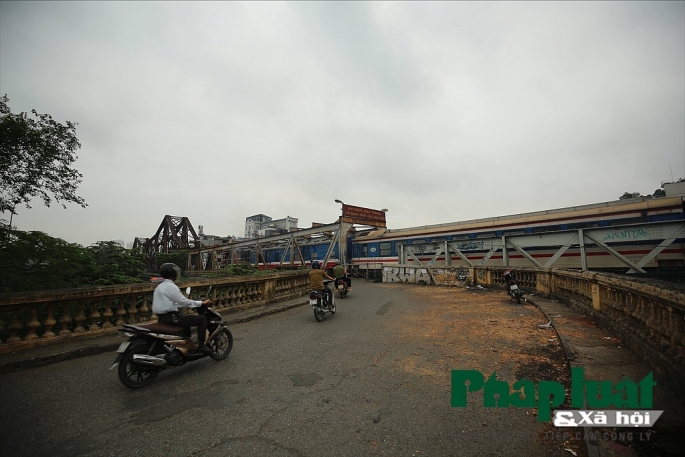 Long Biên, Hà Nội: Cần xoá bỏ hình ảnh xấu xí vây quanh cây cầu cổ kim tiem da su dung bua vay cay cau co nhat ha noi