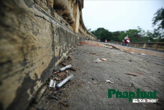 Long Biên, Hà Nội: Cần xoá bỏ hình ảnh xấu xí vây quanh cây cầu cổ kim tiem da su dung bua vay cay cau co nhat ha noi