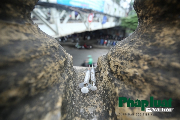 Long Biên, Hà Nội: Cần xoá bỏ hình ảnh xấu xí vây quanh cây cầu cổ kim tiem da su dung bua vay cay cau co nhat ha noi