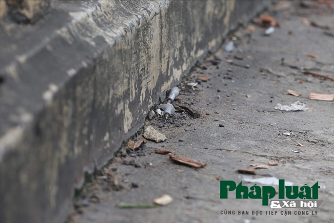 Long Biên, Hà Nội: Cần xoá bỏ hình ảnh xấu xí vây quanh cây cầu cổ kim tiem da su dung bua vay cay cau co nhat ha noi