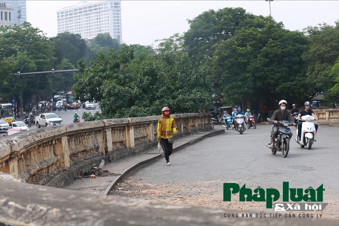 Long Biên, Hà Nội: Cần xoá bỏ hình ảnh xấu xí vây quanh cây cầu cổ kim tiem da su dung bua vay cay cau co nhat ha noi