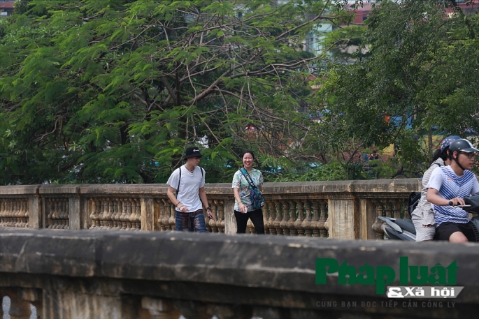 Long Biên, Hà Nội: Cần xoá bỏ hình ảnh xấu xí vây quanh cây cầu cổ kim tiem da su dung bua vay cay cau co nhat ha noi