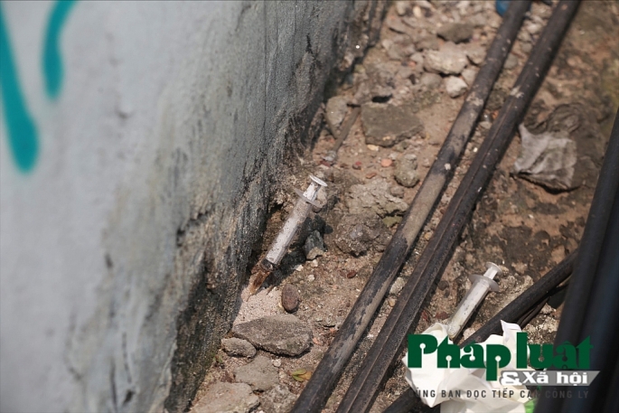 Long Biên, Hà Nội: Cần xoá bỏ hình ảnh xấu xí vây quanh cây cầu cổ kim tiem da su dung bua vay cay cau co nhat ha noi