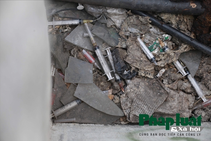 Long Biên, Hà Nội: Cần xoá bỏ hình ảnh xấu xí vây quanh cây cầu cổ kim tiem da su dung bua vay cay cau co nhat ha noi