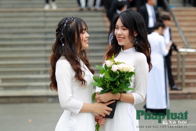 Nữ sinh trường Amsterdam rạng rỡ trong ngày hội áo dài nu sinh truo ng ams ra ng ro trong nga y ho i a o da i