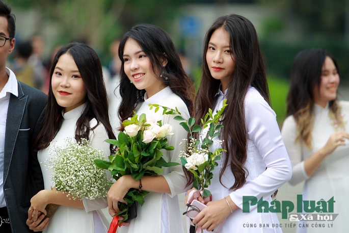 Nữ sinh trường Amsterdam rạng rỡ trong ngày hội áo dài nu sinh truo ng ams ra ng ro trong nga y ho i a o da i