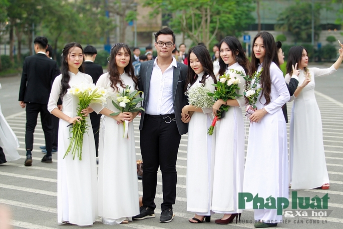 Nữ sinh trường Amsterdam rạng rỡ trong ngày hội áo dài nu sinh truo ng ams ra ng ro trong nga y ho i a o da i