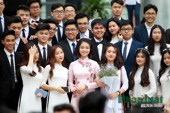 Nữ sinh trường Amsterdam rạng rỡ trong ngày hội áo dài nu sinh truo ng ams ra ng ro trong nga y ho i a o da i