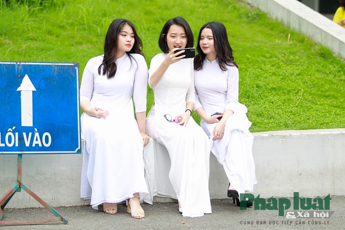 Nữ sinh trường Amsterdam rạng rỡ trong ngày hội áo dài nu sinh truo ng ams ra ng ro trong nga y ho i a o da i