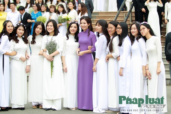 Nữ sinh trường Amsterdam rạng rỡ trong ngày hội áo dài nu sinh truo ng ams ra ng ro trong nga y ho i a o da i