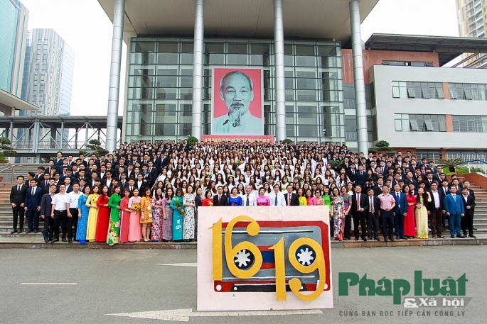 Nữ sinh trường Amsterdam rạng rỡ trong ngày hội áo dài nu sinh truo ng ams ra ng ro trong nga y ho i a o da i