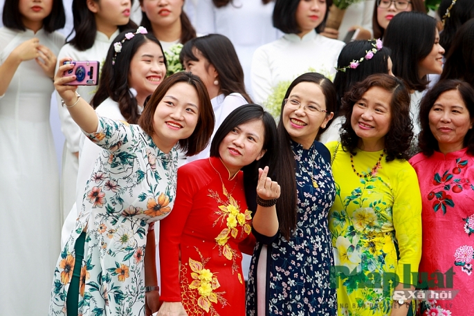 Nữ sinh trường Amsterdam rạng rỡ trong ngày hội áo dài nu sinh truo ng ams ra ng ro trong nga y ho i a o da i