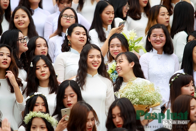 Nữ sinh trường Amsterdam rạng rỡ trong ngày hội áo dài nu sinh truo ng ams ra ng ro trong nga y ho i a o da i