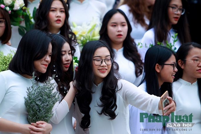 Nữ sinh trường Amsterdam rạng rỡ trong ngày hội áo dài nu sinh truo ng ams ra ng ro trong nga y ho i a o da i