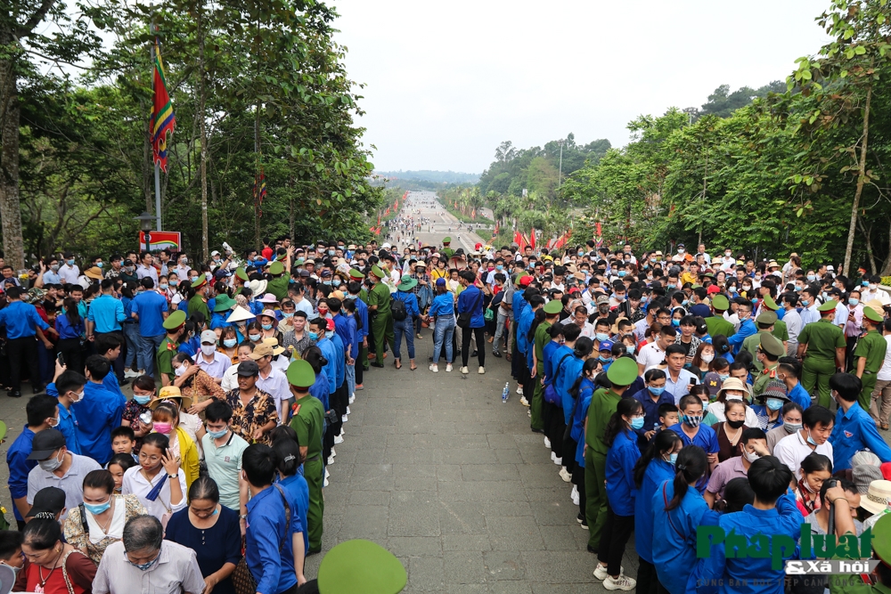 Hàng nghìn du khách đổ về Lễ hội Đền Hùng 2021