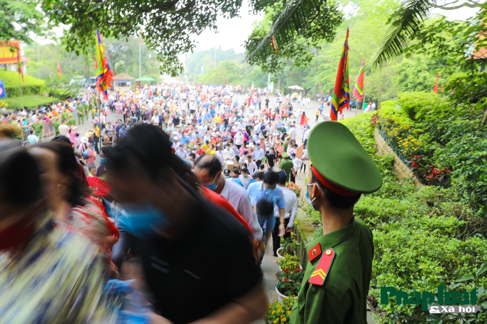 Hàng nghìn du khách đổ về Lễ hội Đền Hùng 2021