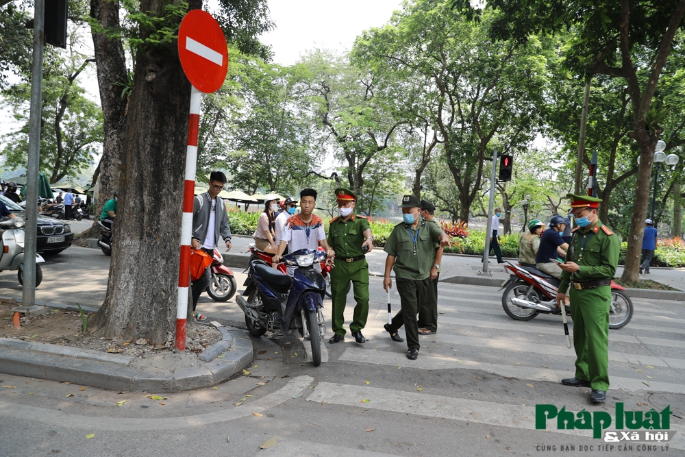 Hà Nội xử phạt người không đeo khẩu trang nơi công cộng trong dịp nghỉ lễ