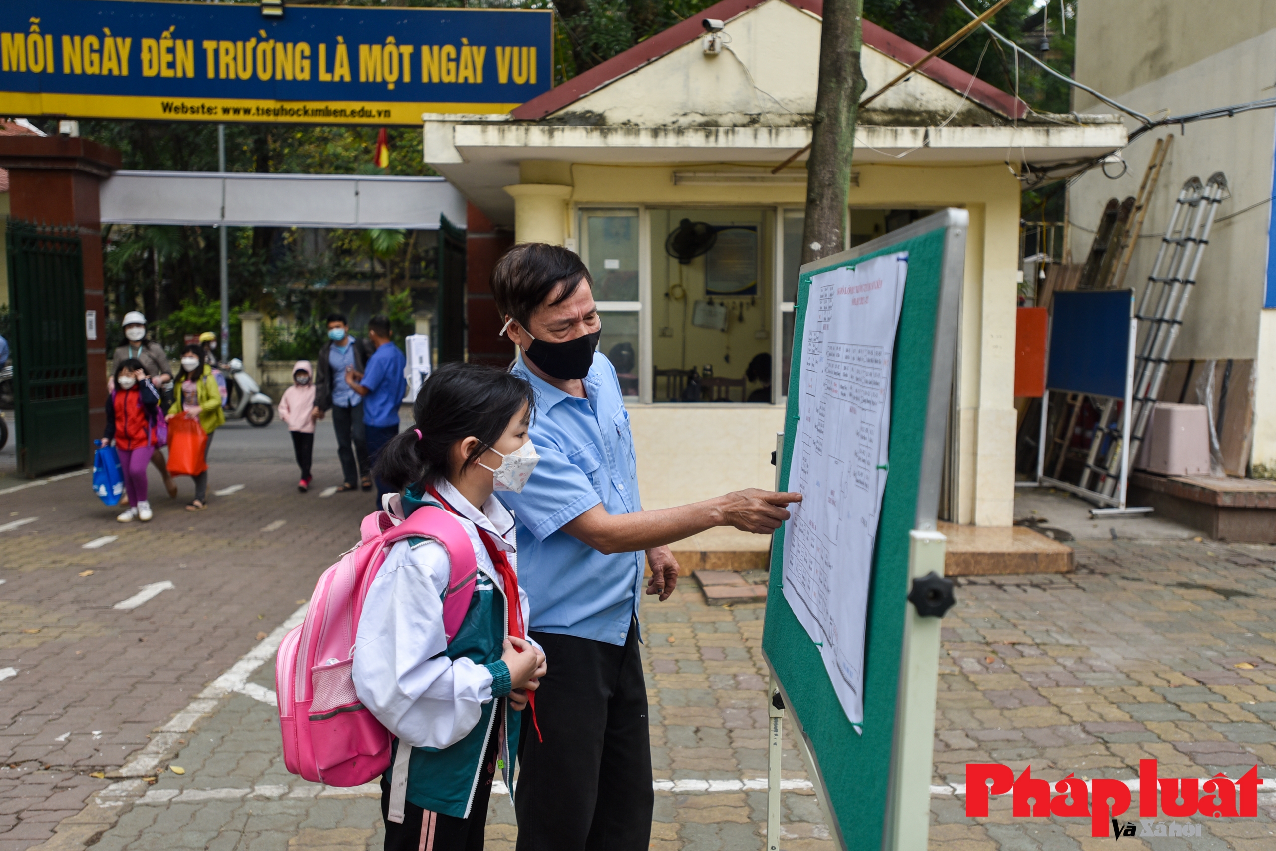 Học sinh cấp 1 Hà Nội hồ hởi trong ngày đầu đi học trở lại