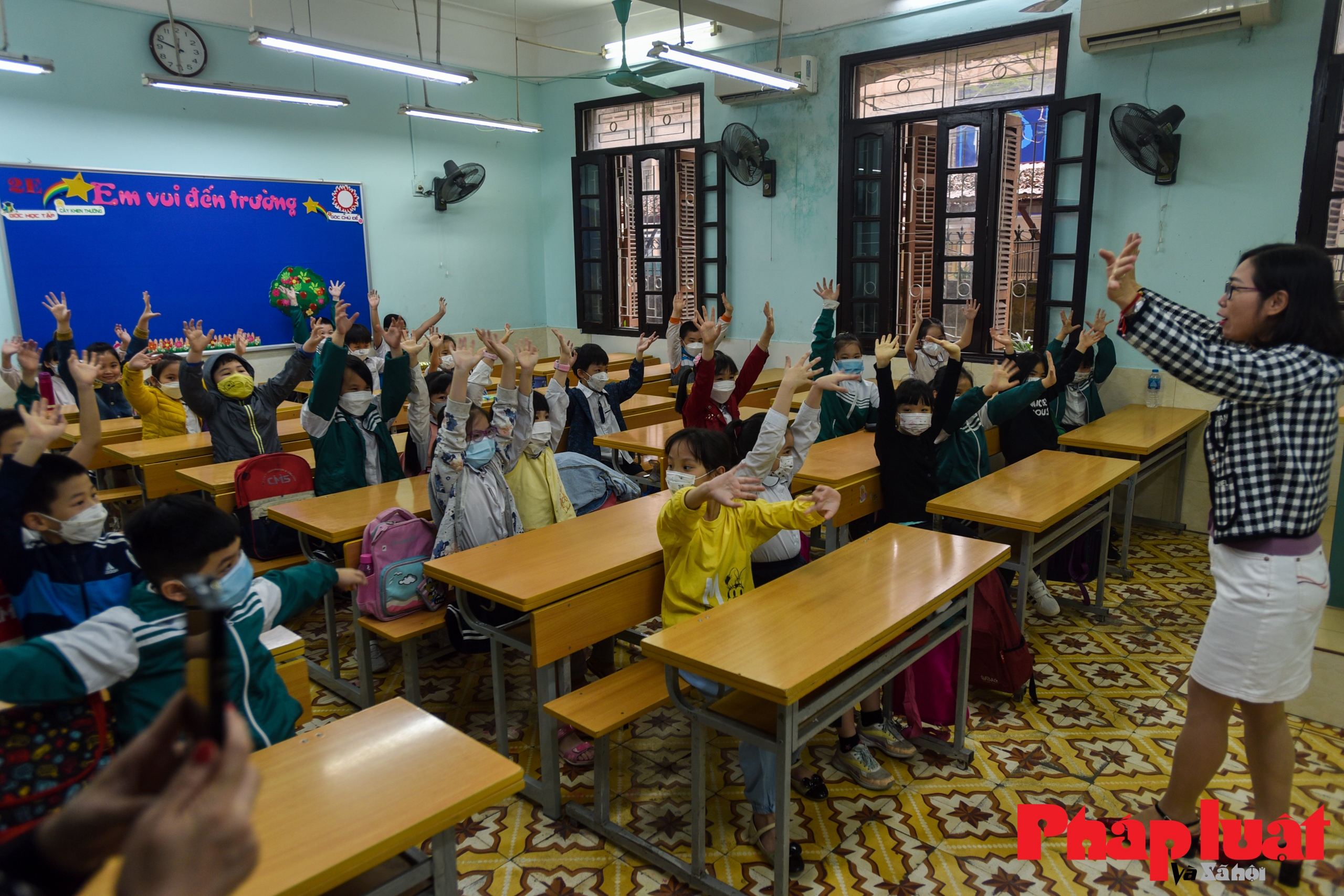 Học sinh cấp 1 Hà Nội hồ hởi trong ngày đầu đi học trở lại