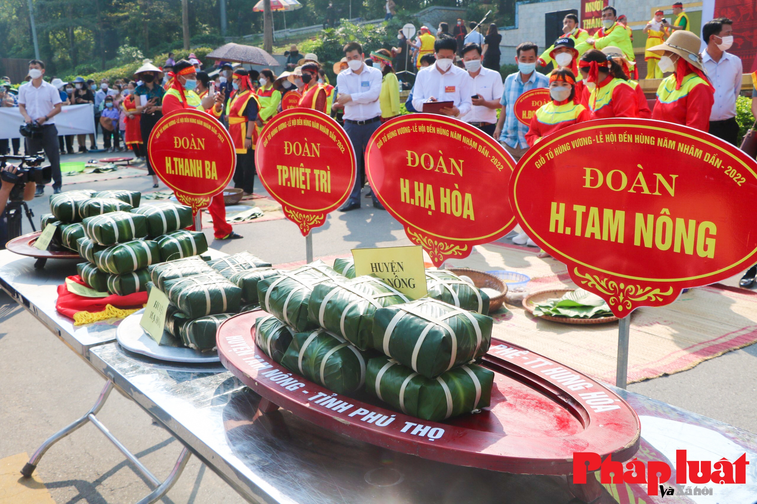 Sôi động hội thi tranh tài nấu bánh chưng bánh giầy dịp Giỗ Tổ Hùng Vương 2022