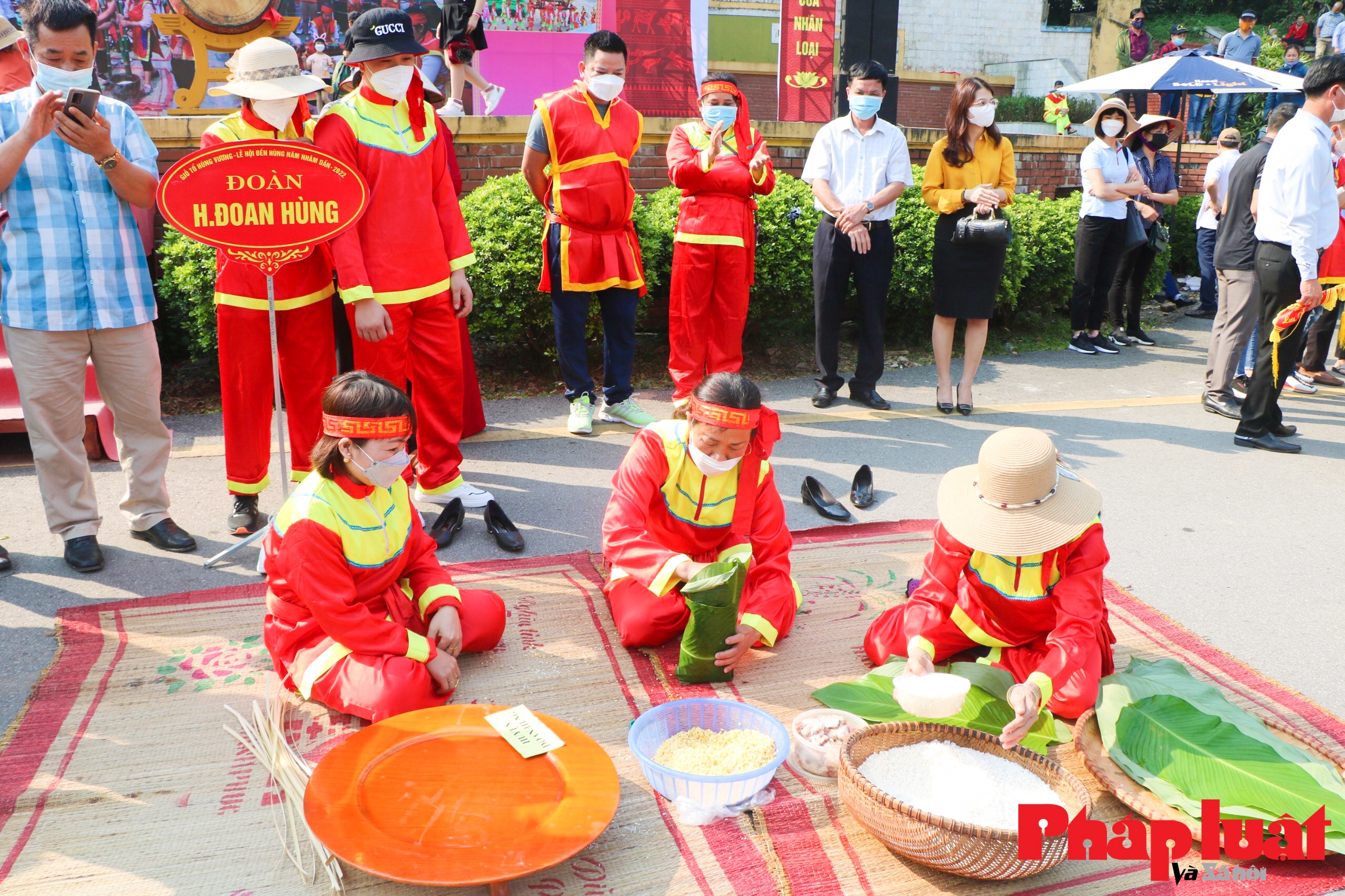 Sôi động hội thi tranh tài nấu bánh chưng bánh giầy dịp Giỗ Tổ Hùng Vương 2022