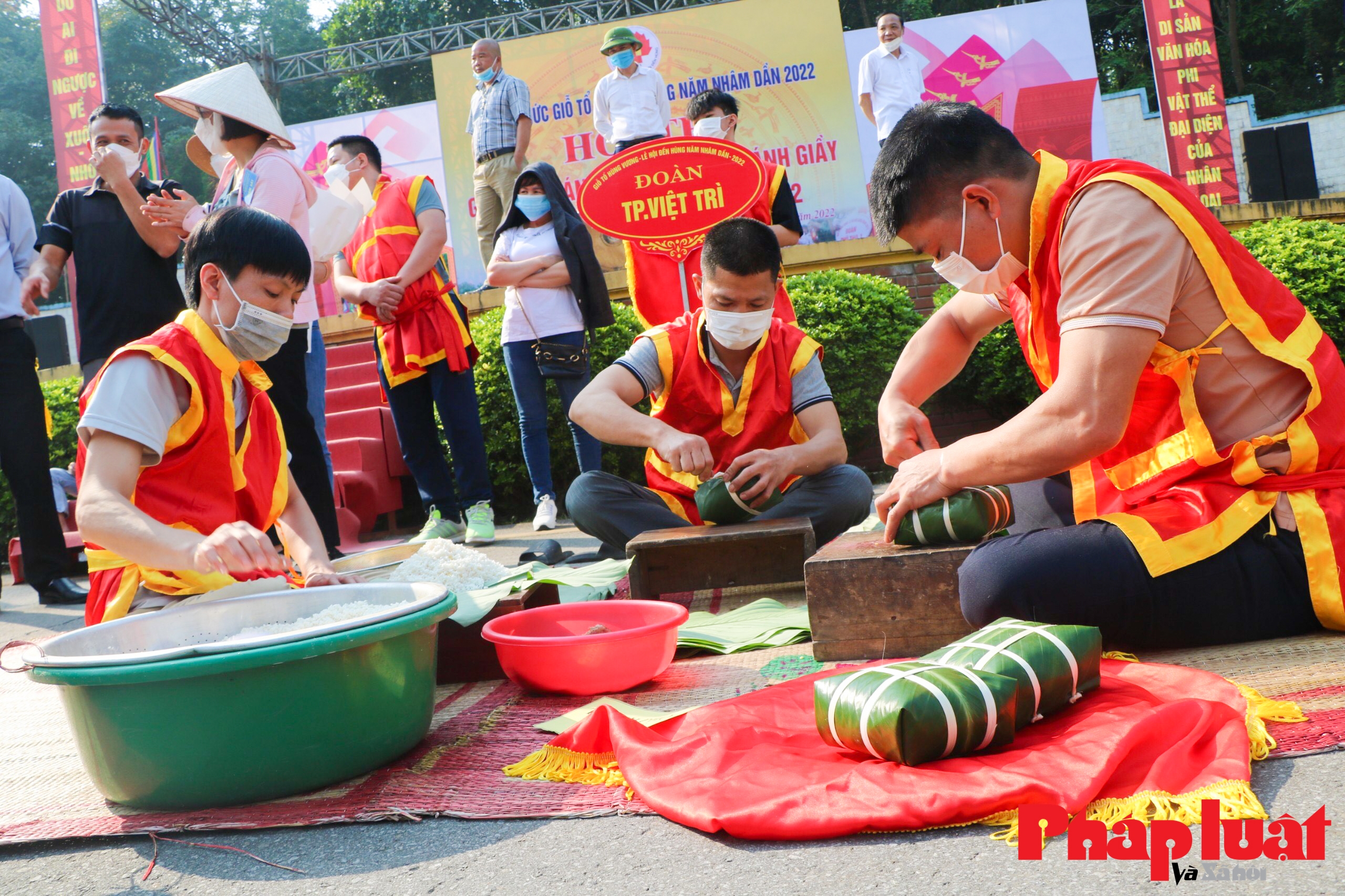 Sôi động hội thi tranh tài nấu bánh chưng bánh giầy dịp Giỗ Tổ Hùng Vương 2022