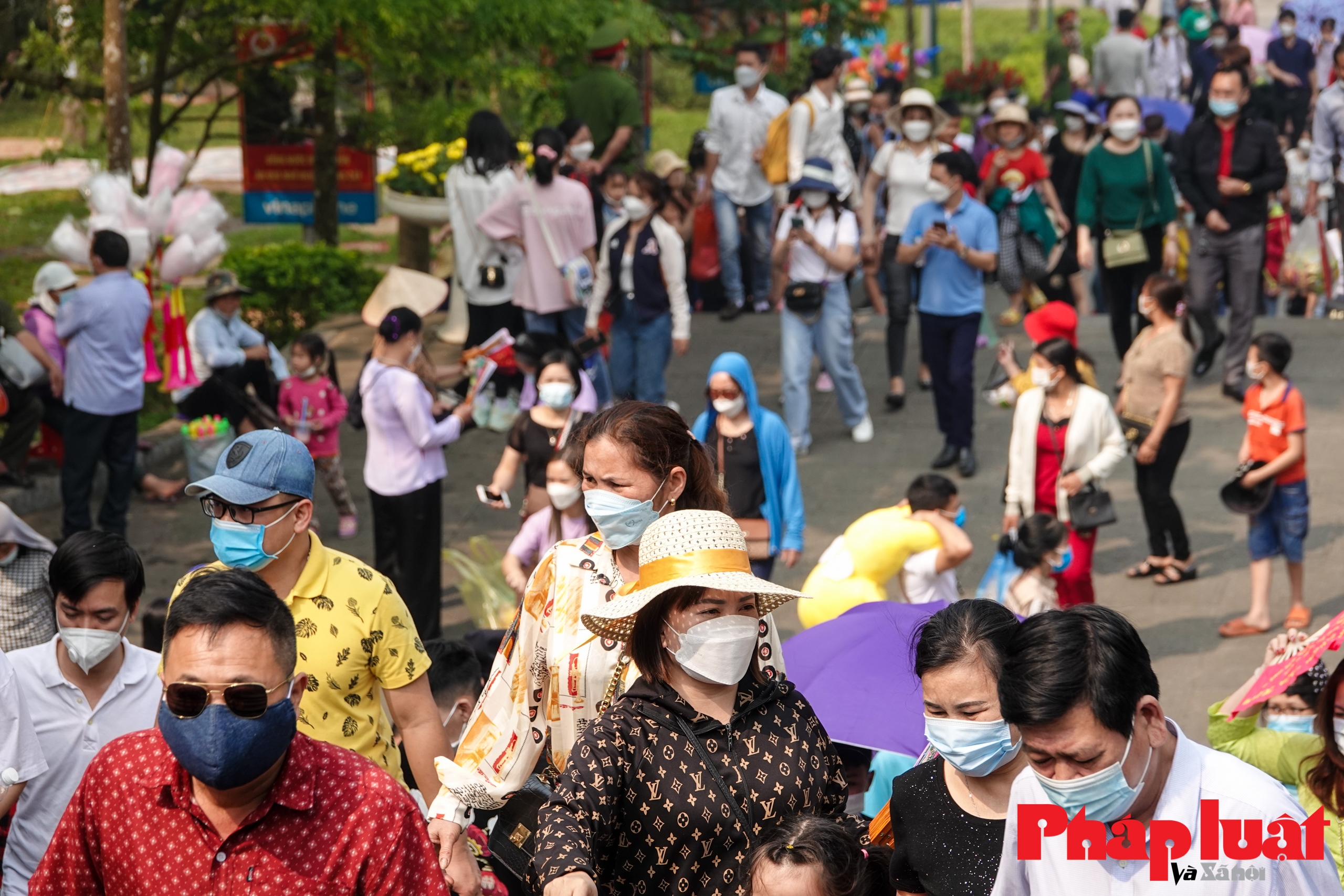 Hàng nghìn khách thập phương đổ về Đền Hùng trước ngày khai hội