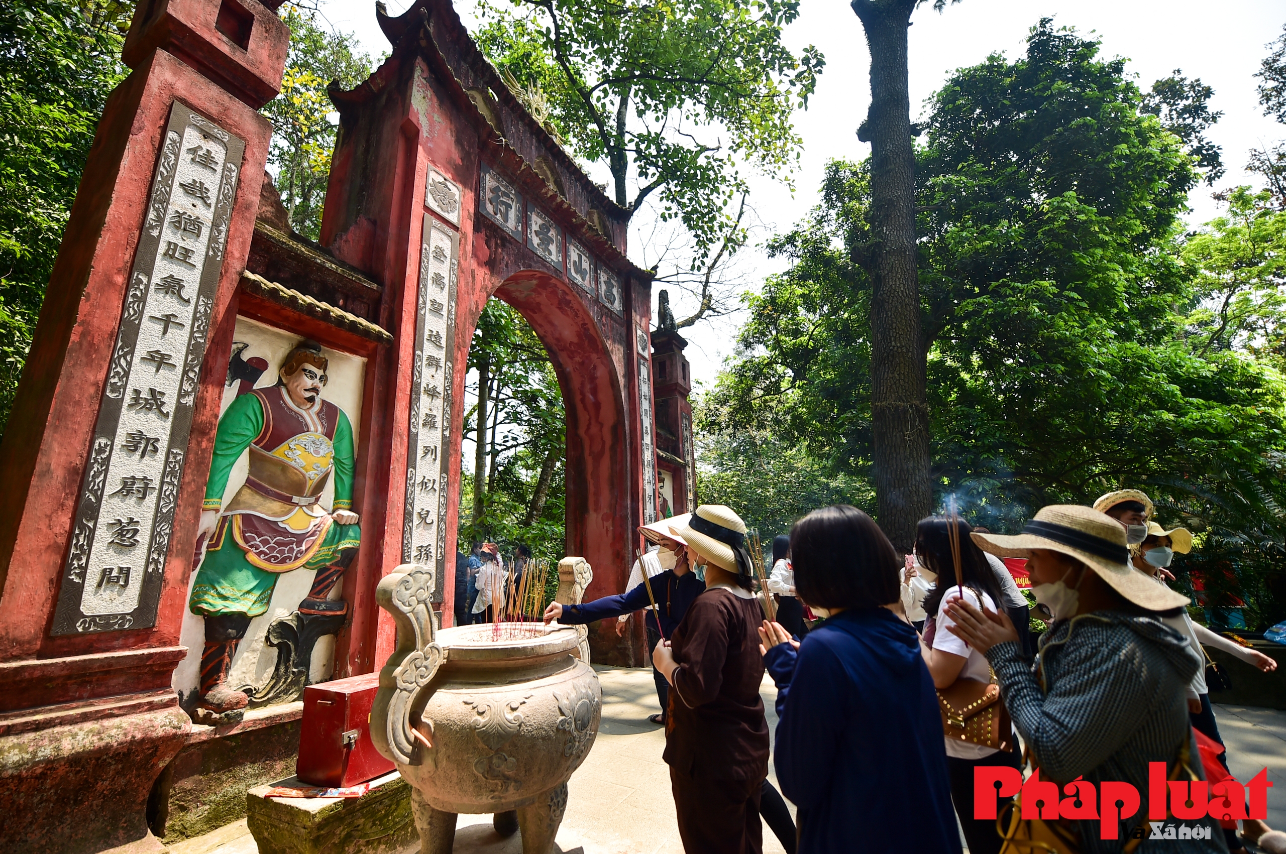 Hàng nghìn khách thập phương đổ về Đền Hùng trước ngày khai hội