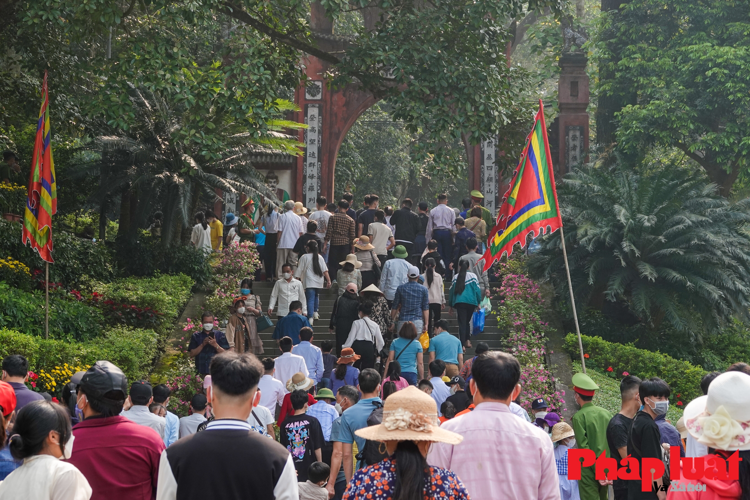 Hàng nghìn khách thập phương đổ về Đền Hùng trước ngày khai hội