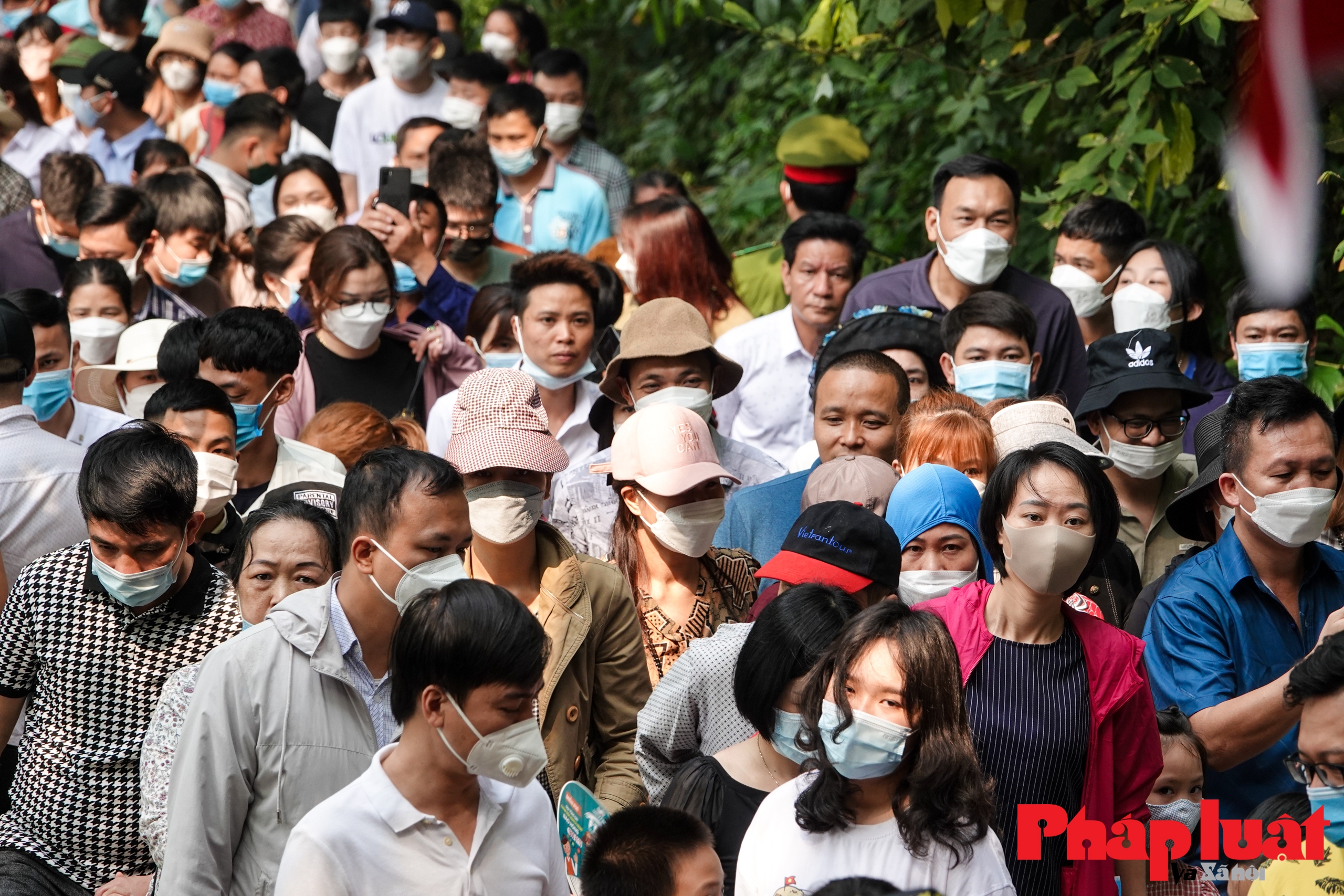 Hàng nghìn khách thập phương đổ về Đền Hùng trước ngày khai hội