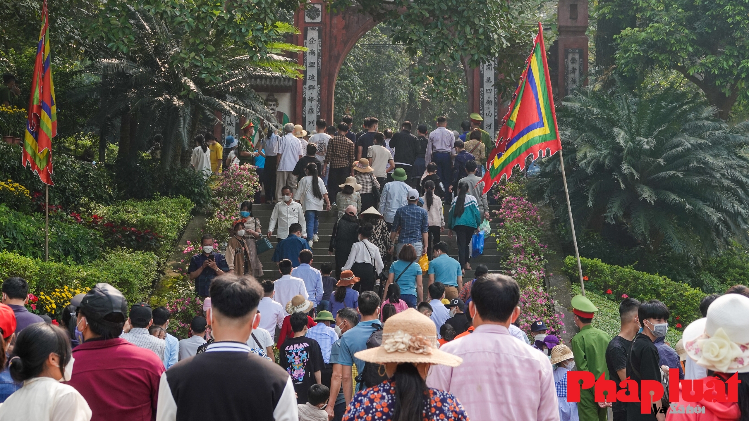 Hàng nghìn khách thập phương đổ về Đền Hùng trước ngày khai hội