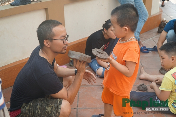 Tìm lại tuổi thơ với trò chơi pháo đất cổ truyền ti m la i tuo i tho vo i tro choi pha o da t co truye n