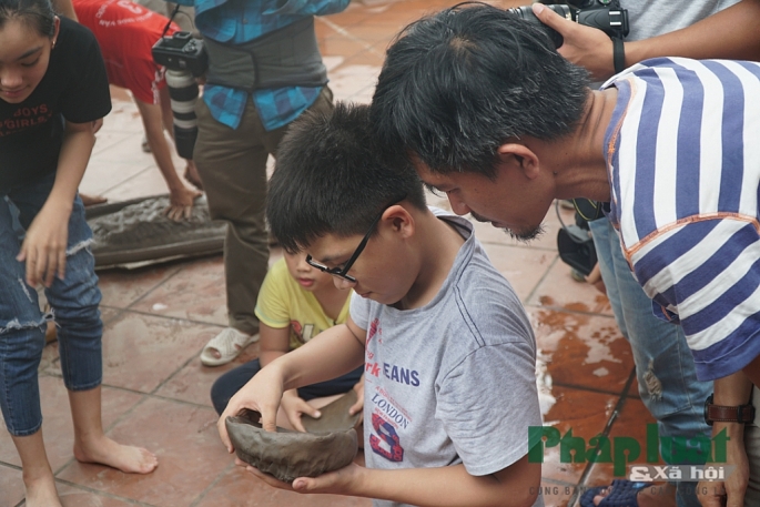 Tìm lại tuổi thơ với trò chơi pháo đất cổ truyền ti m la i tuo i tho vo i tro choi pha o da t co truye n