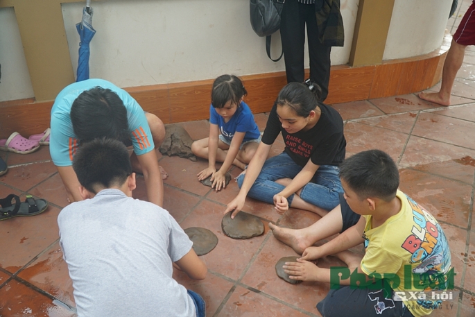 Tìm lại tuổi thơ với trò chơi pháo đất cổ truyền ti m la i tuo i tho vo i tro choi pha o da t co truye n