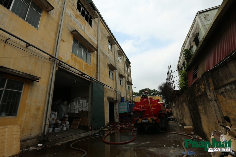 Cháy lớn xưởng sản xuất may mặc khu công nghiệp Phú Thị chay lon xuong san xuat may mac khu cong nghiep phu thi