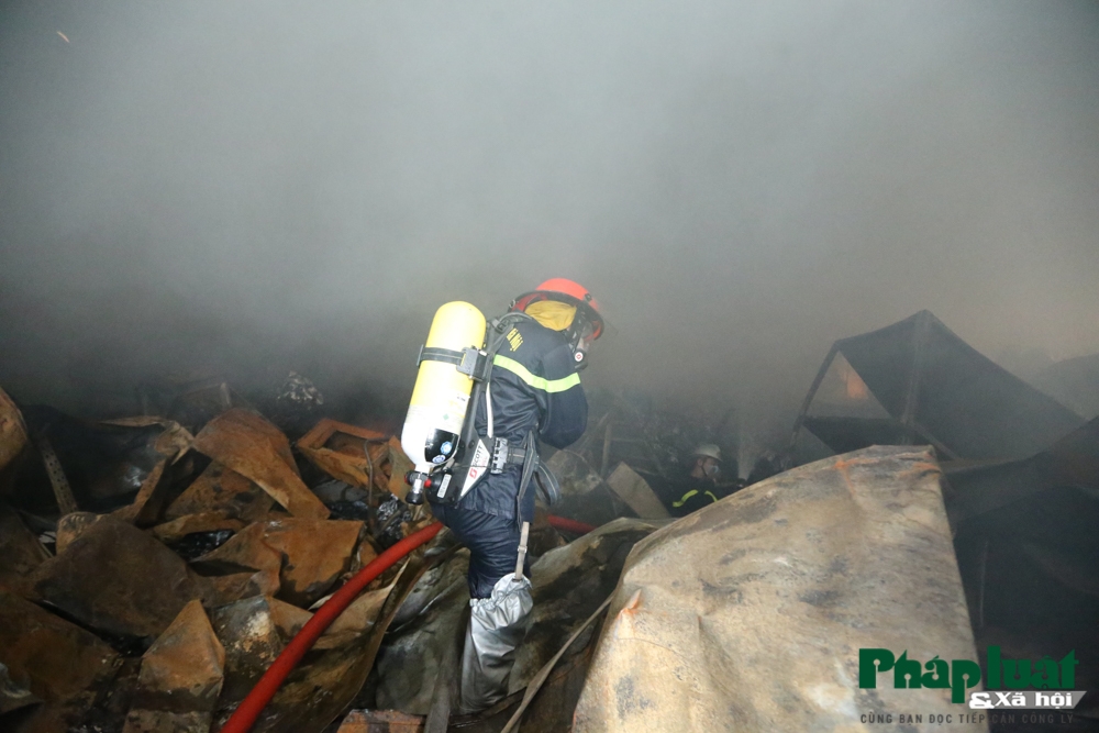 Cháy lớn xưởng sản xuất may mặc khu công nghiệp Phú Thị chay lon xuong san xuat may mac khu cong nghiep phu thi