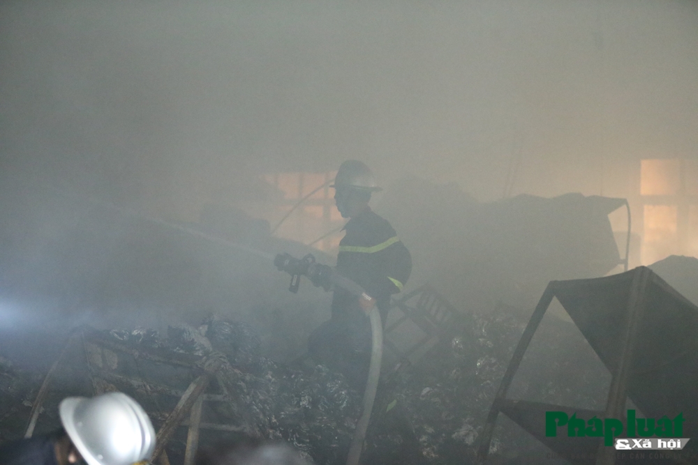 Cháy lớn xưởng sản xuất may mặc khu công nghiệp Phú Thị chay lon xuong san xuat may mac khu cong nghiep phu thi