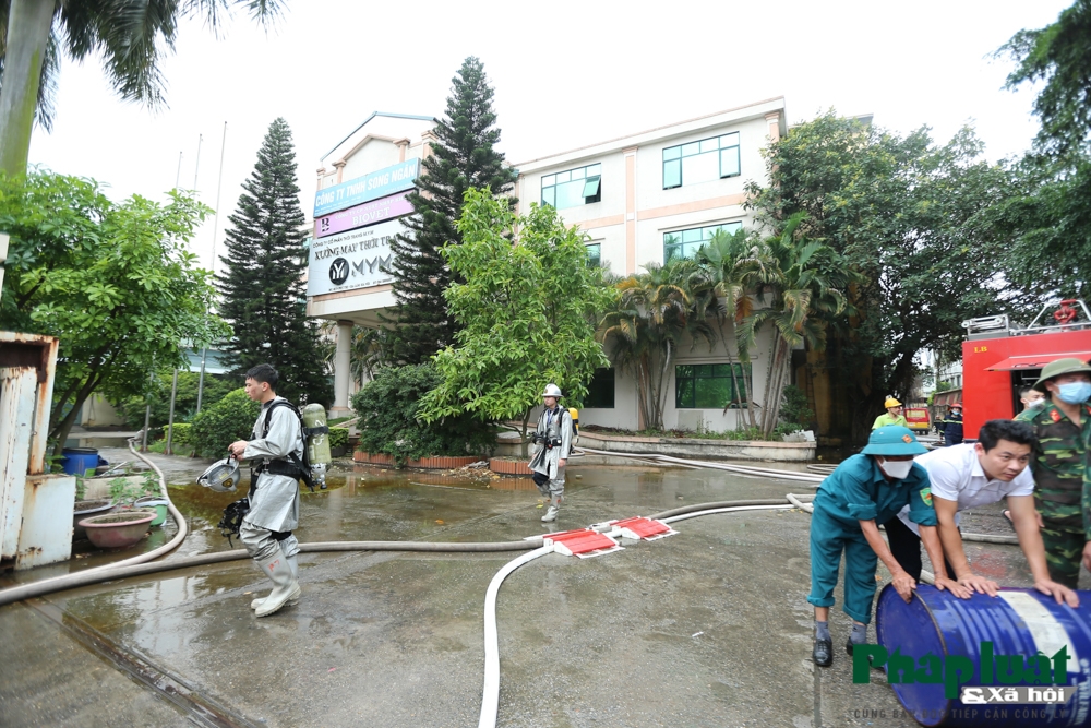 Cháy lớn xưởng sản xuất may mặc khu công nghiệp Phú Thị chay lon xuong san xuat may mac khu cong nghiep phu thi