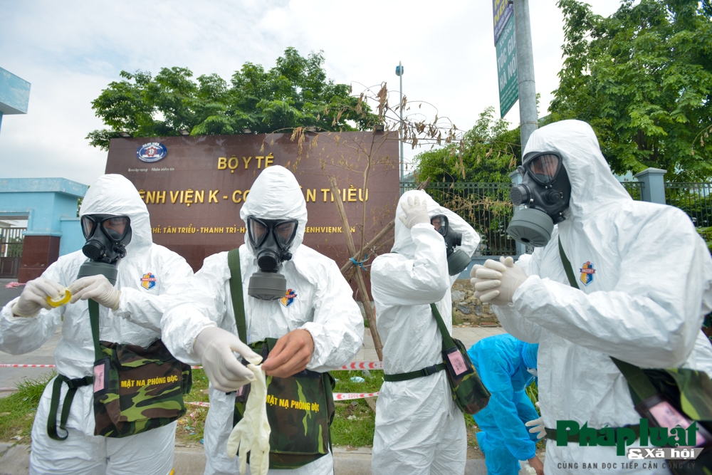 Binh chủng hoá học phun khử khuẩn toàn bộ Bệnh viện K cơ sở Tân Triều