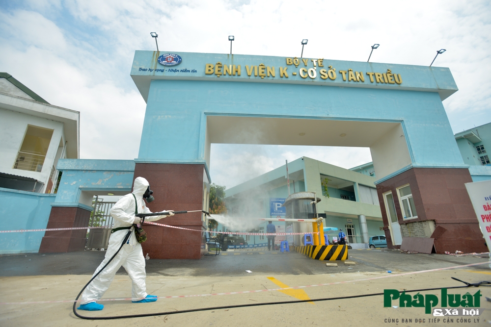 Binh chủng hoá học phun khử khuẩn toàn bộ Bệnh viện K cơ sở Tân Triều