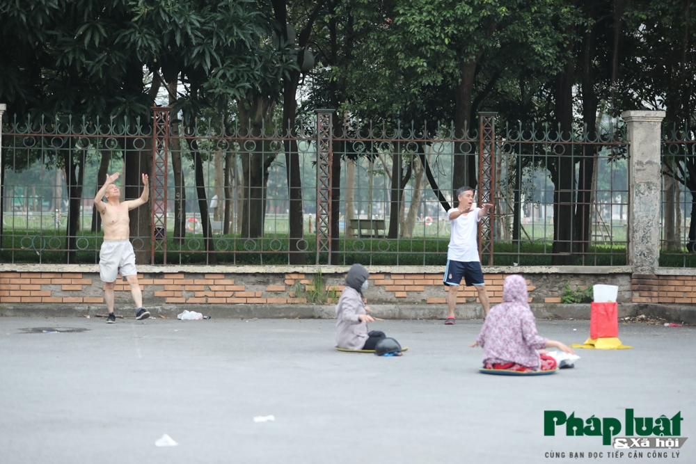 Người dân ngang nhiên nhảy rào vào công viên, vô tư tập thể dục bất chấp lệnh cấm