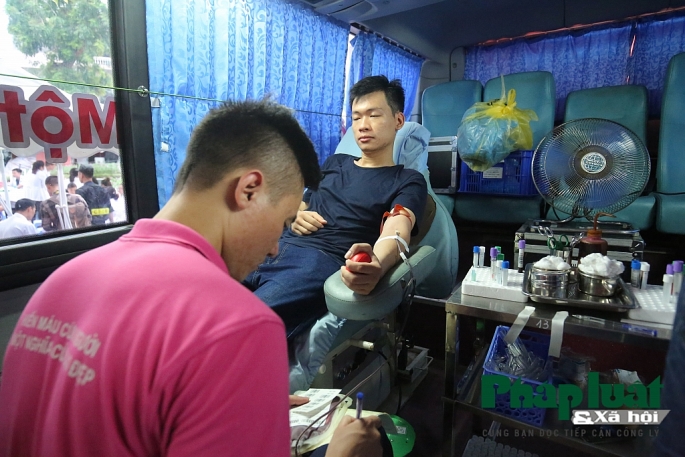 thay thuoc tre kham benh mien phi cho nguoi dan di bo vi suc khoe