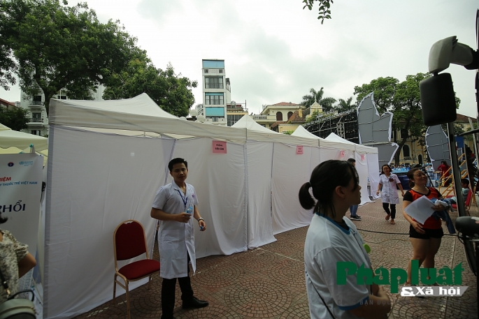 thay thuoc tre kham benh mien phi cho nguoi dan di bo vi suc khoe