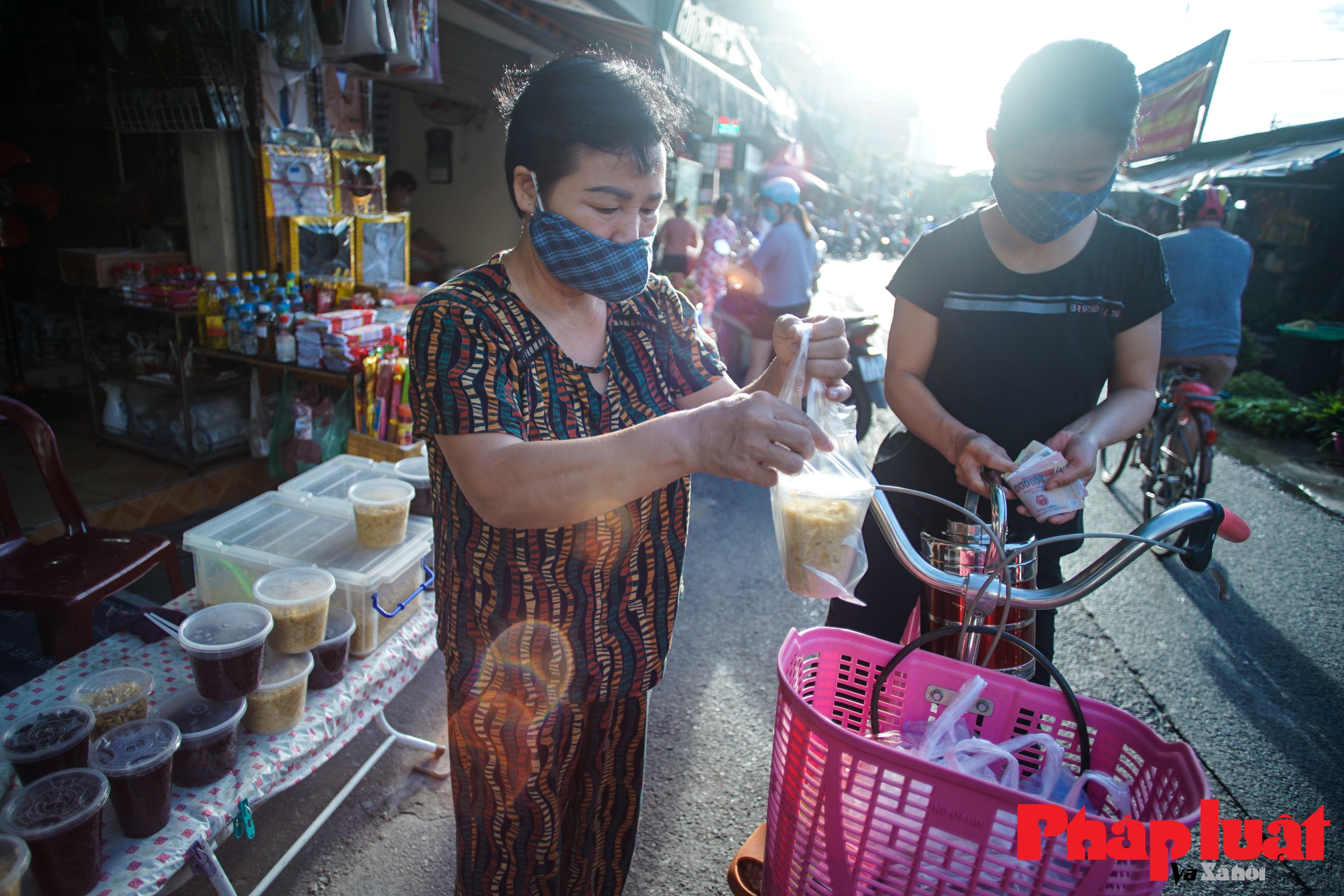 Người Hà Nội đi chợ sớm đón Tết Đoan Ngọ