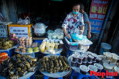 Người Hà Nội đi chợ sớm đón Tết Đoan Ngọ