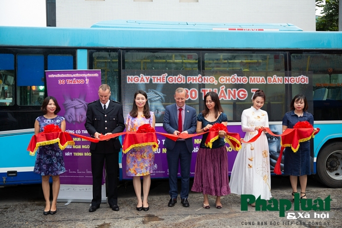 dai su quan anh truyen thong diep chong buon ban nguoi tren xe bus tai ha noi