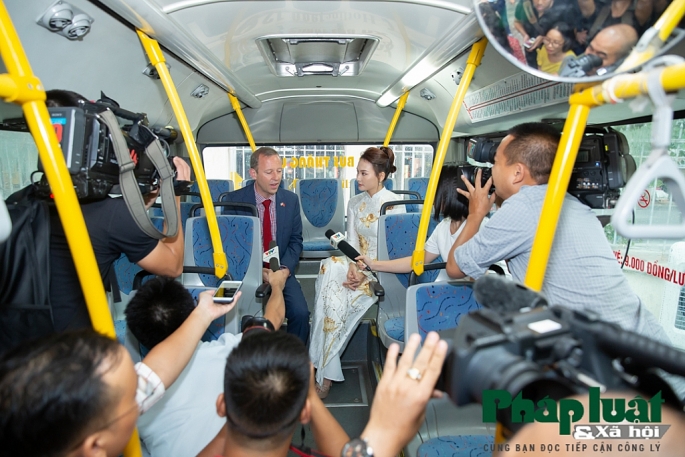 dai su quan anh truyen thong diep chong buon ban nguoi tren xe bus tai ha noi
