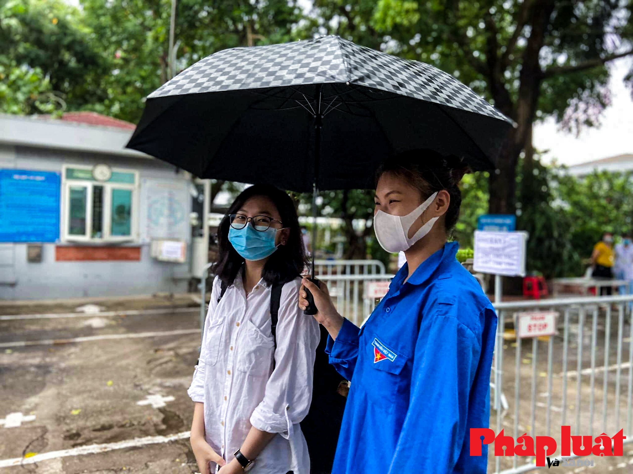 Thanh niên tình nguyện dầm mưa tiếp sức cho các sỹ tử