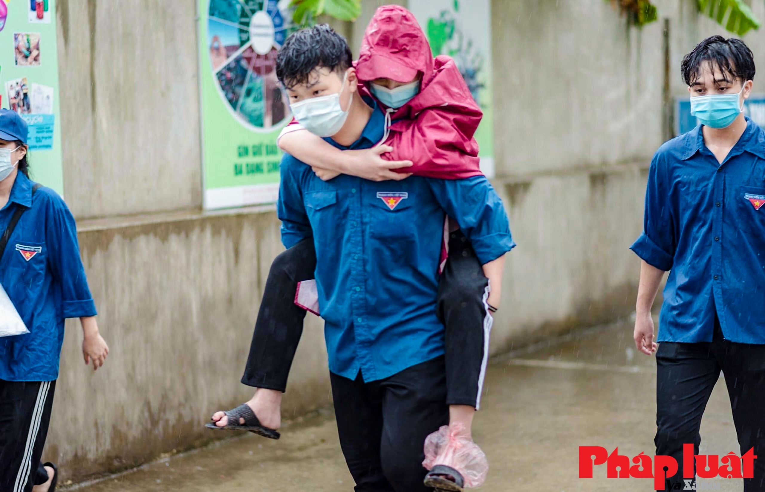 Thanh niên tình nguyện dầm mưa tiếp sức cho các sỹ tử