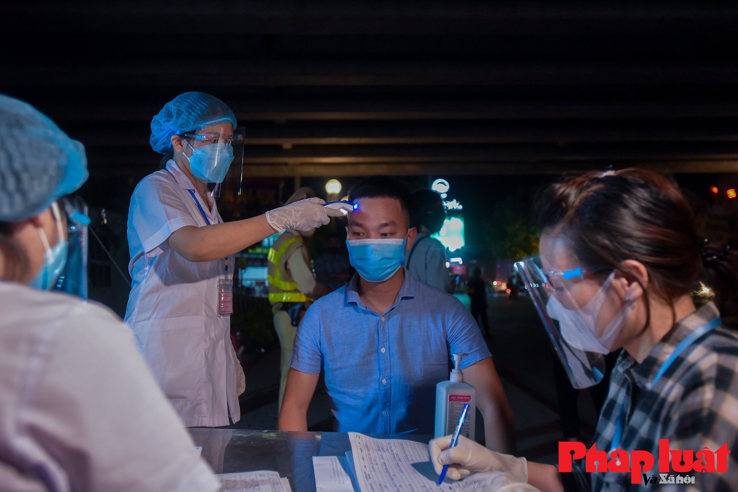Đêm trắng trên những chốt kiểm soát Y tế 24/7 tại các cửa ngõ ra vào Hà Nội